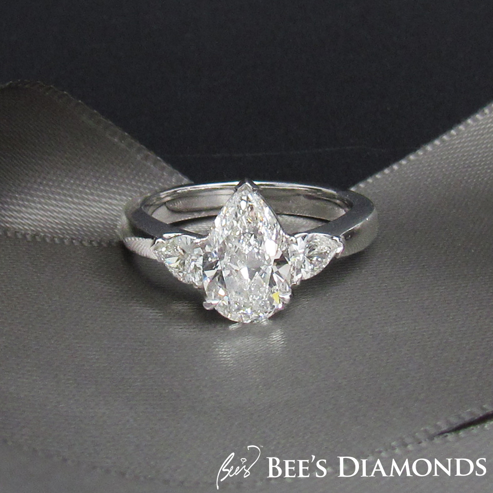 Pear shape three stones engagement ring | Pear shaped diamonds on sides