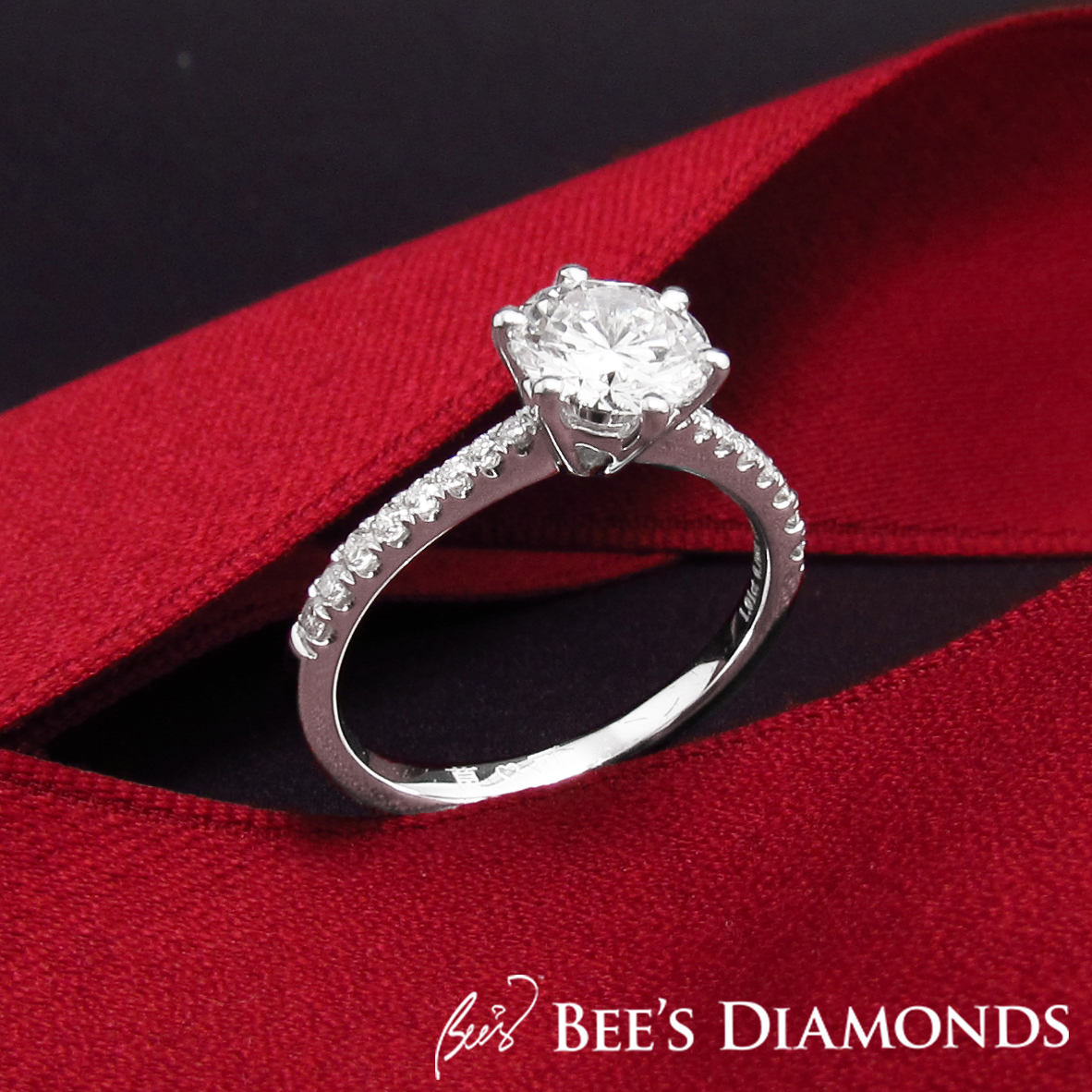 Solitaire diamond ring with decreasing size of small diamonds on bands